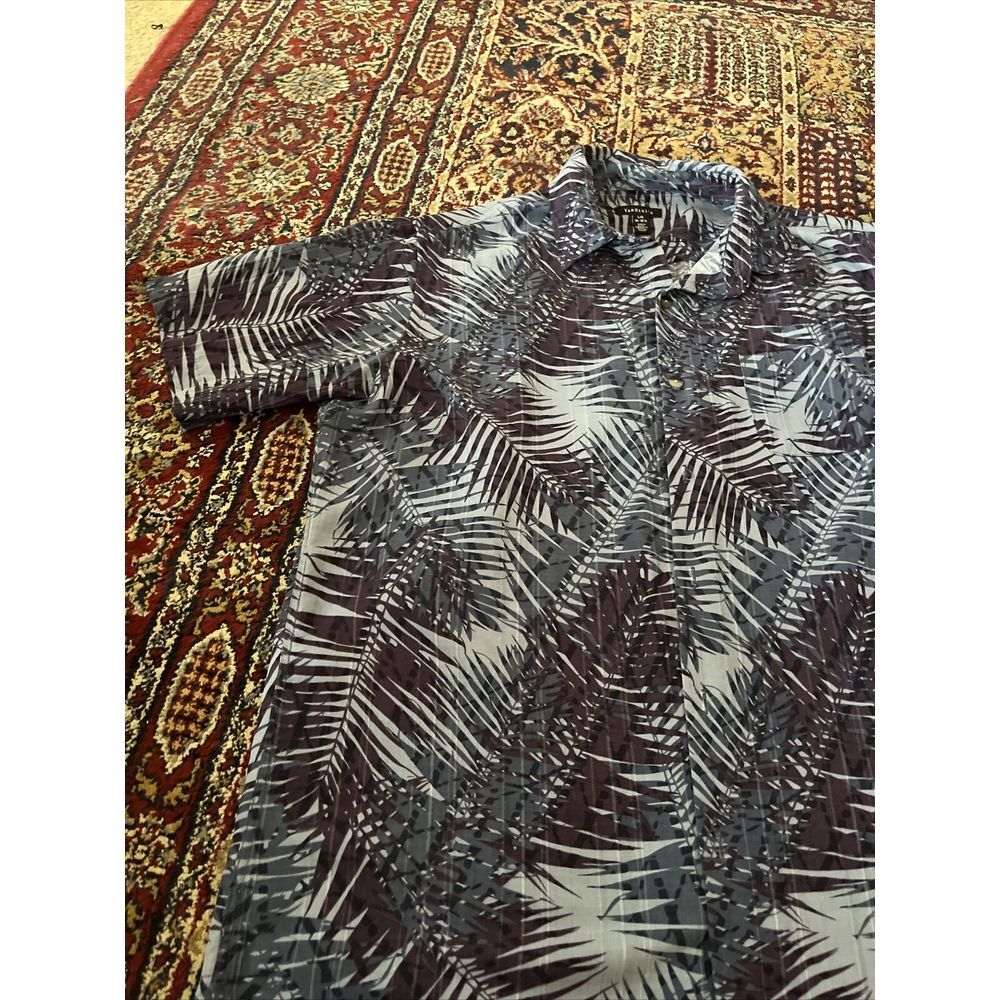 Van Heusen Men's Short Sleeve Button Up Shirt. Size L (18-18.5). Blues w/ Palm‎